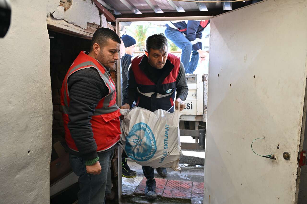 Manisa’da budanan ağaçlar yakacağa dönüştü: İhtiyaç sahiplerinin evine ulaştı 1